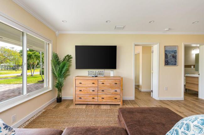 Massive Multi Family With Pool Near the Beach Images_2