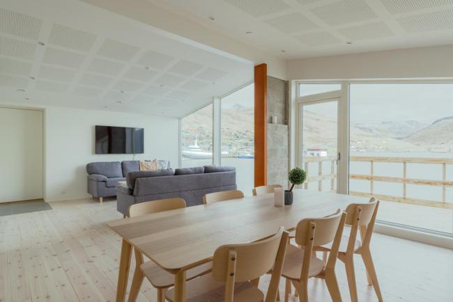 Seaside Nest - Charming Waterfront Retreat Images_1