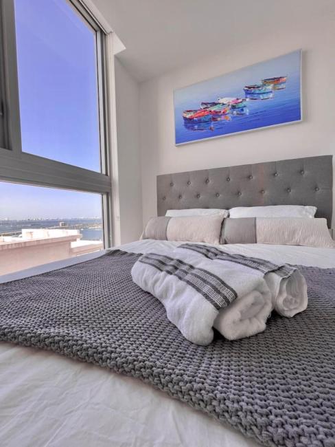 Ocean View Entire Condo In Downtown With Pool and Gym Images_3