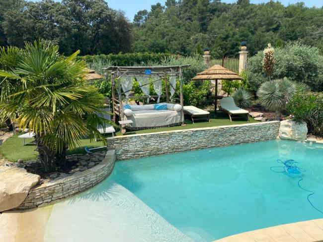 Mas médiéval piscine d’exception jardin paysager jeu de boules rando Images_2