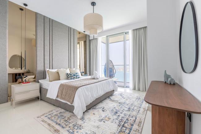 2BR Beachfront Gem with Dazzling Views of the Palm Images_3