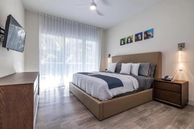 Luxury Beachfront Condo with Rooftop Pool Images_2