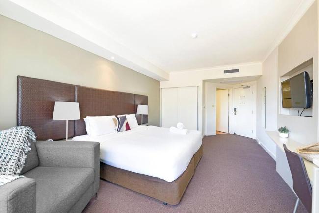 Blissful Waterfront King Studio Steps to Esplanade Images_2