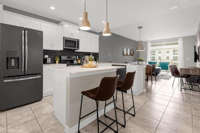 Modern Condo with Gorgeous Patio Views Images_3