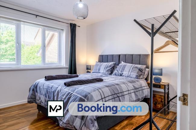 Luxury Apartment By Mechanical Properties Short Lets and Serviced Accommodation Egham with Parking Images_4