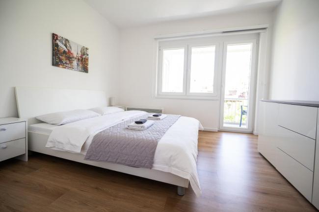 Bright 2BDR apartment with Balcony Images_4