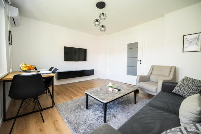 Bright 2BDR apartment with Balcony Images_1