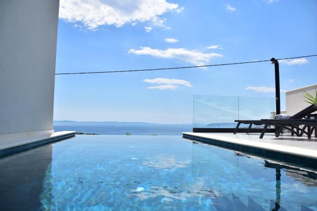 Spectacular villa X with heated pool overlooking Split and sea Images_1