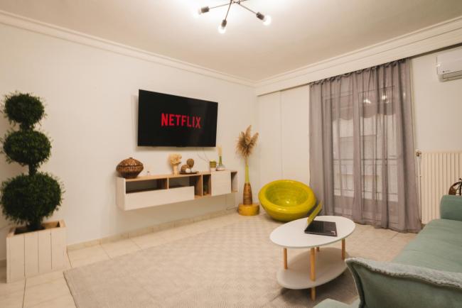 Stylish apt w Jacuzzi, 5 min to White Tower Images_1