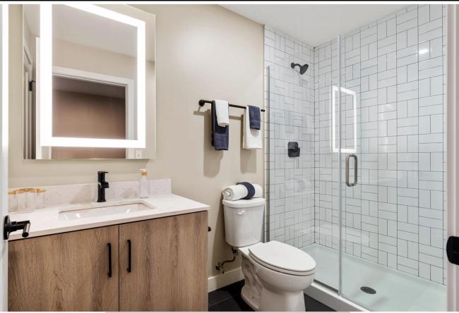 King Bed, Free Parking, 5 Min Walk to Bengals & Red, 5 min drive to TQL & OTR Images_4