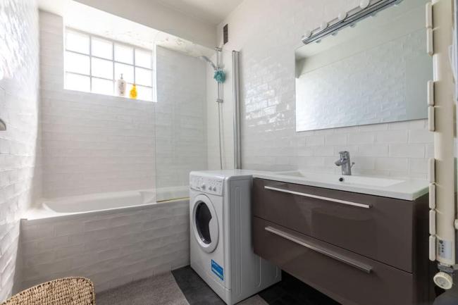 Charming 1BR Flat With Balcony - Central Paris Images_5