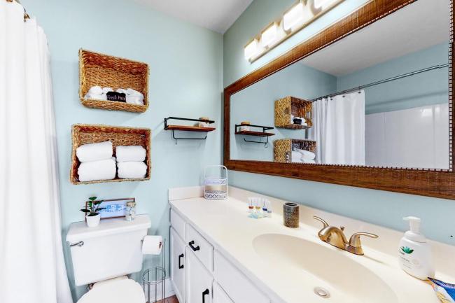 Top floor Condo with gorgeous Bay view Overlooking the Pool Images_4