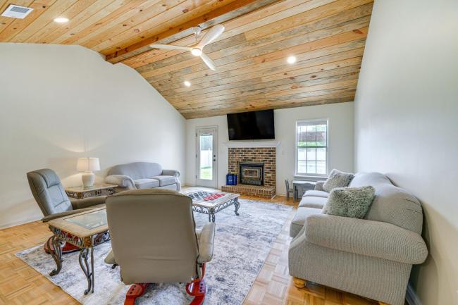 Perry Family Home on 2 Acres with Private Pool Images_3