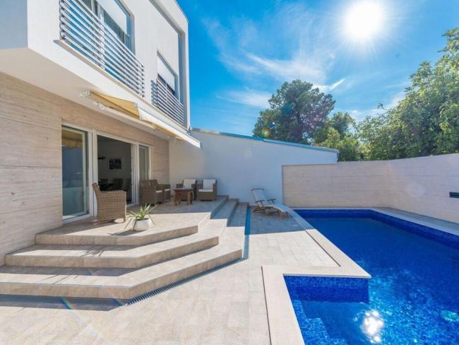 Ema with pool & sauna Images_1