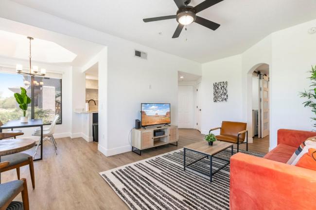 2BR CozySuites at Kierland Commons with pool #07 Images_2