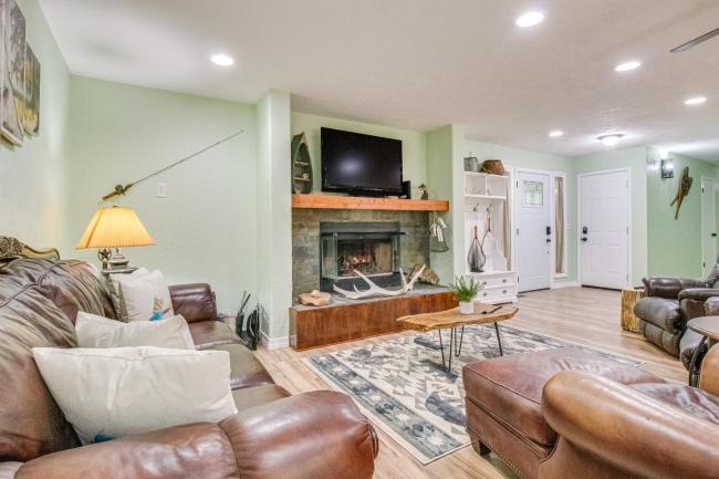 Cotter Home with Deck about 1 Mi to Big Spring Park! Images_4