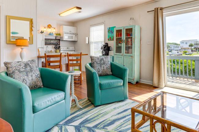 Oak Island Condo with Ocean View Steps to Beach! Images_5