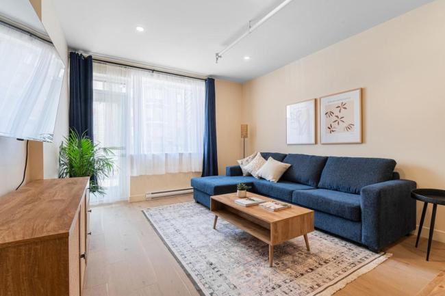 2BR Downtown Suite with Balcony Images_3