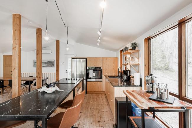 Modern Lakefront Cabin in the Laurentians Images_3
