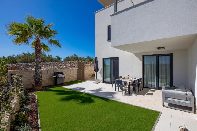 Luxury apartment La Mer with private pool and garden Images_2