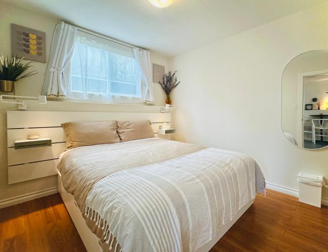 2BR 1BA Garden View Guest Suite - King-size Bed - Free Parking Images_2