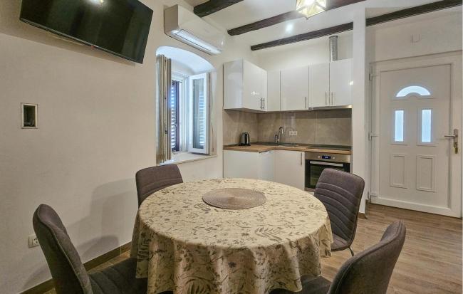 Cozy Apartment In Cisla With Kitchen Images_2