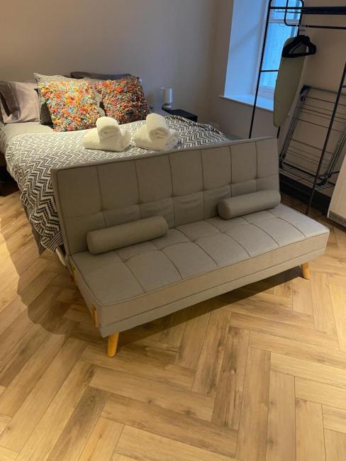 Spacious Modern Studio - Centrally Located & Near the Beach Images_2