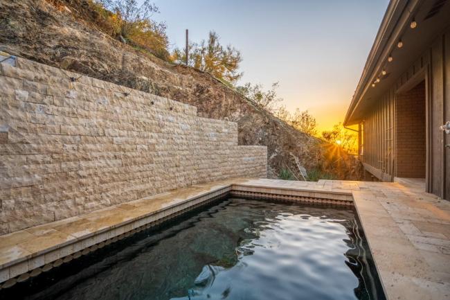 Private Mountain Hideaway Sleeps 6 with view Images_2