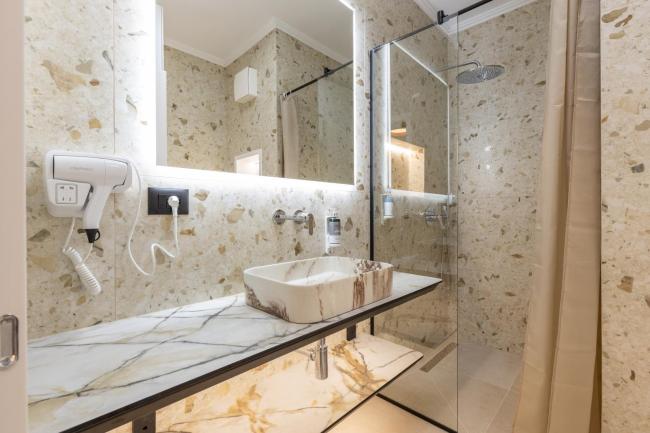 The View - Ruby, Luxury, Central Images_1