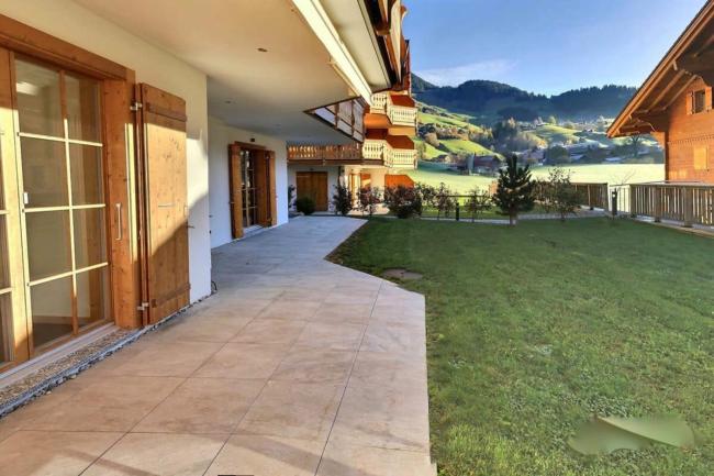 Elegant Apartment with Panoramic Valley View Images_4