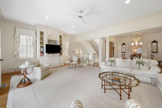 This villa offers stunning views of the ocean and the calming sound of the waves home Images_4