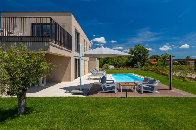Beautiful Villa Vegt with poll in Labinci Images