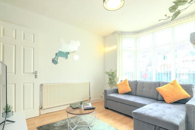 Spacious 6-Bed Home in Coventry, Warwick, West Midlands- Free Parking, Super Fast WiFi Images_3