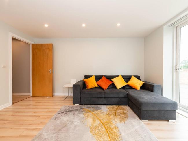 Peaceful Stylish Oasis 2 minutes from Station Pass the Keys Images_5