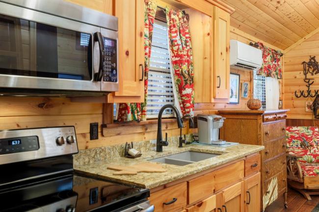 Donkey-Inspired Charming Hideaway for Two, Minutes from Breweries Images_4