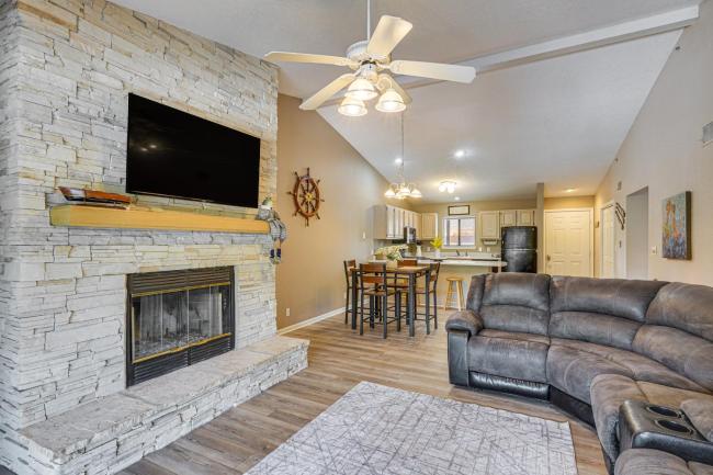 Comfy Osage Beach Condo with Lake and Pool Access! Images_3