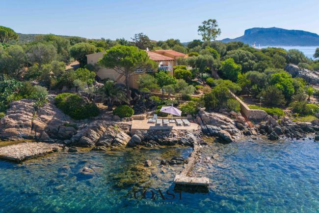 Cala Sassari Pieds dans leau Images