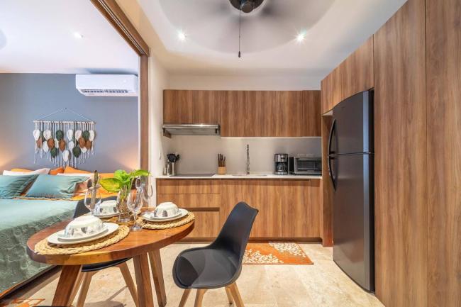 King Suite with Private Balcony, Rooftop Pool, Gym Images_3