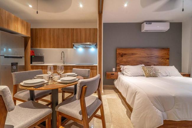 King Suite with Private Balcony, Gym and Rooftop Pool Images_2