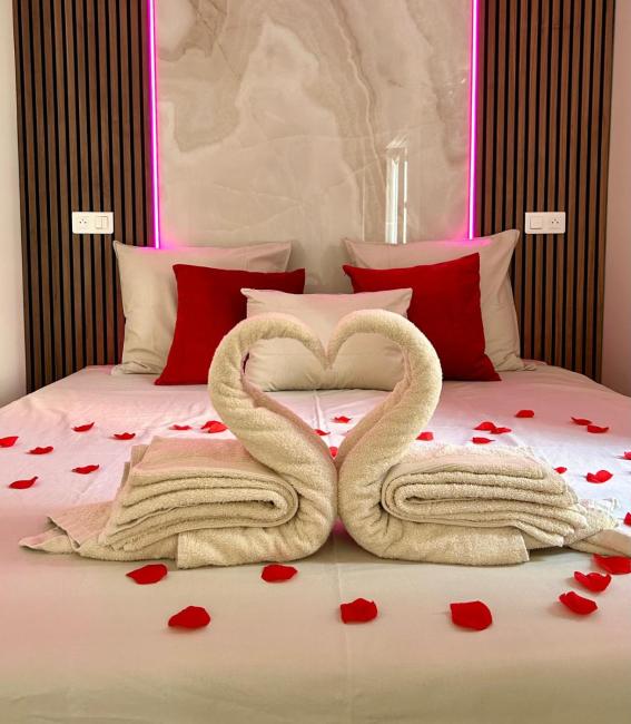 Intimate Escape - Seaside - Spa Bath - WIFI - AC Images_2