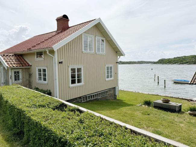 Unique beach villa with own jetty in Hamburgsund Images_1