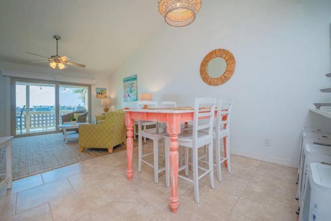 Simply Wonderful Condo with Bayview Private Pier and Pools Images_3