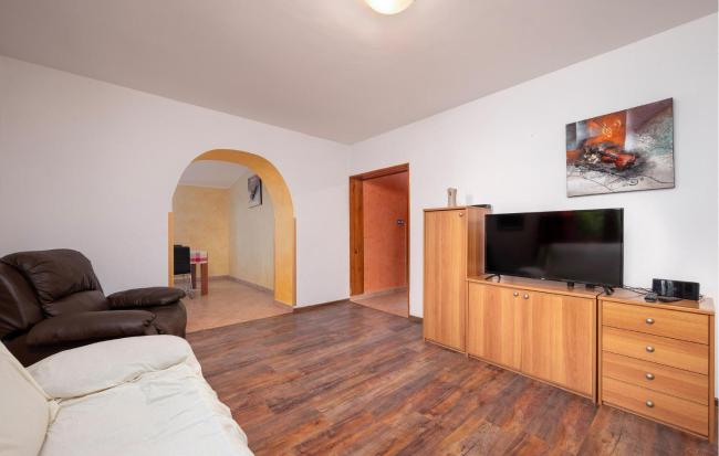 Awesome Apartment In Sisan With Kitchen Images_5