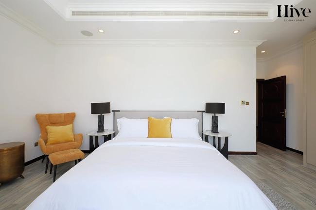 4 Bed Villa with Pool and Beach Access Images_1