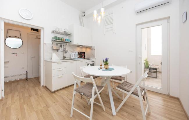 Stunning Apartment In Mimice With Kitchen Images_2