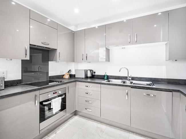 Modern Flat with Balcony Central London Pass The Keys Images_2