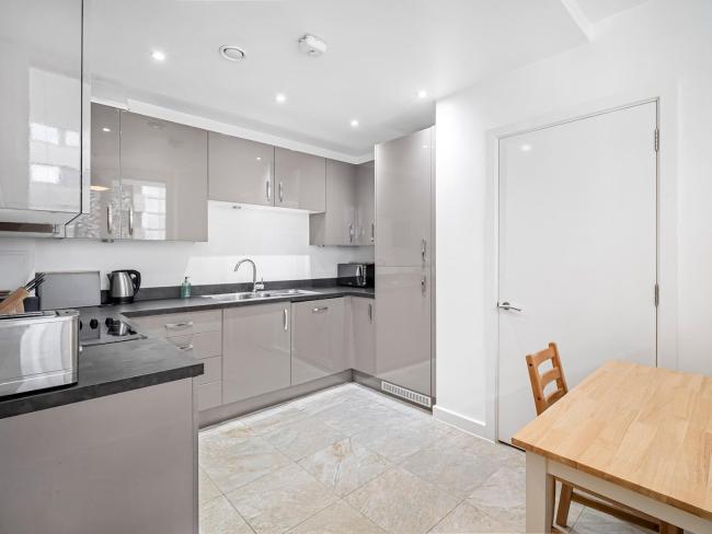 Modern Flat with Balcony Central London Pass The Keys Images_3