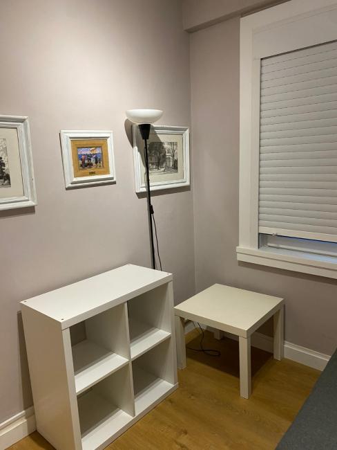 piso estacion de tren -bus soleado Images_3