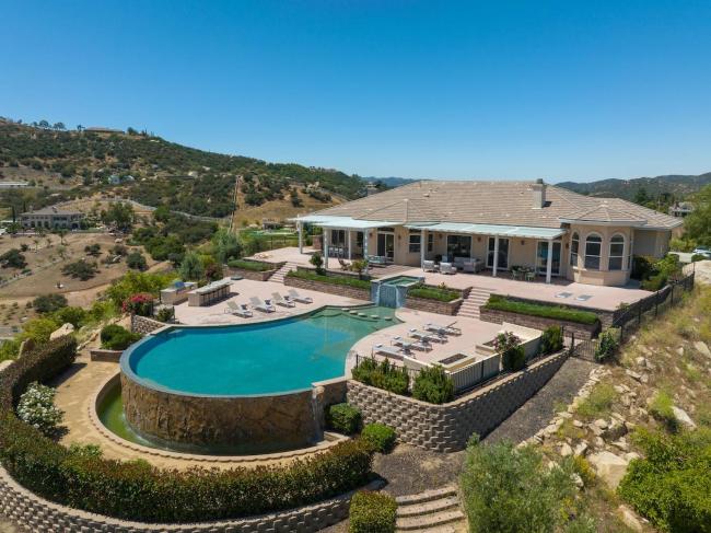 The Bellevue Estate by Fieldtrip Infinity Pool with Sweeping Views Images_2
