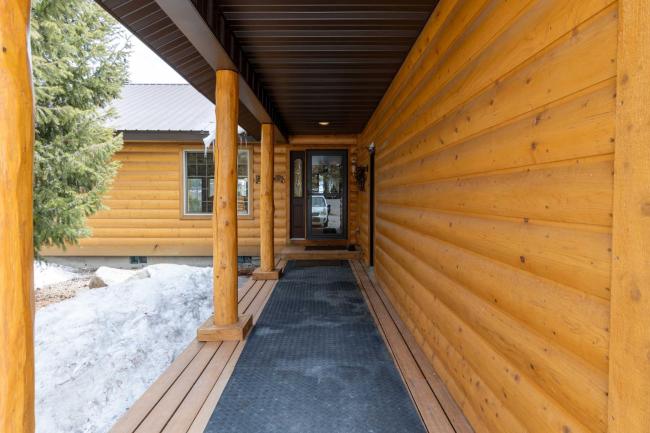 Smiley Creek Log Cabin in Idyllic Location for Hiking and Snowmobiling Images_5
